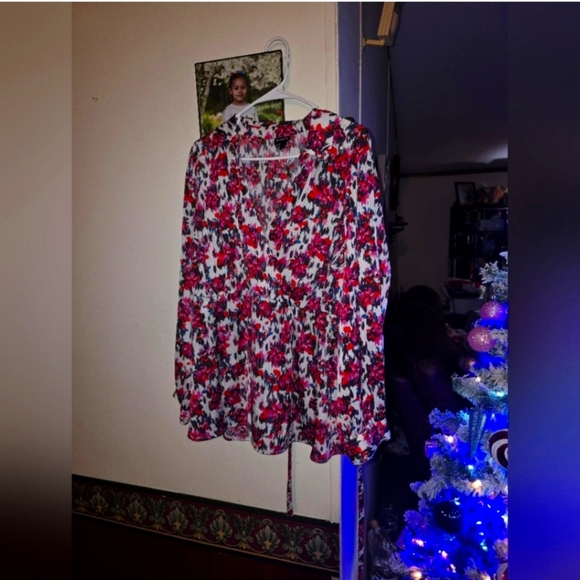 ⚘️NWOT TORRID 2 FLORAL WRAP BLOUSE - Picture 1 of 4